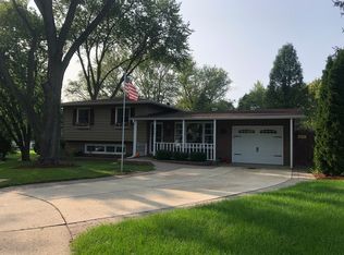 916 Mark St, South Elgin, IL 60177