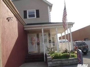 100 Merrick Rd, Lynbrook, NY 11563