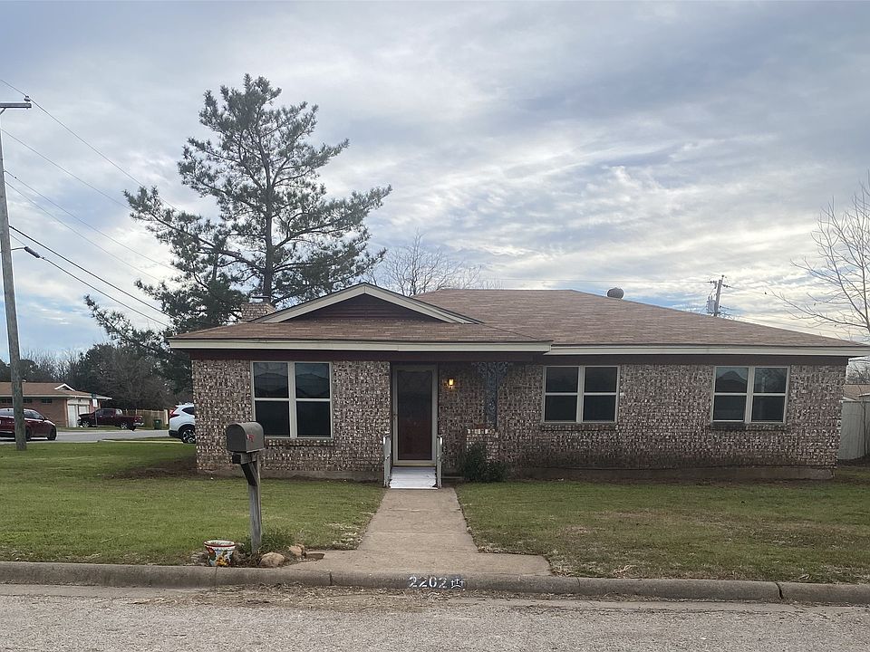 1st image of 2202 SE 10th St