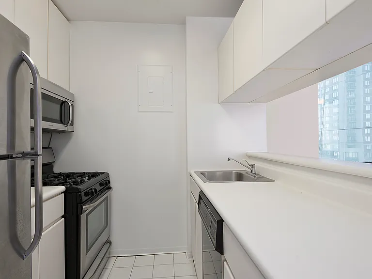 235 E 40th St #36D — Photo 7