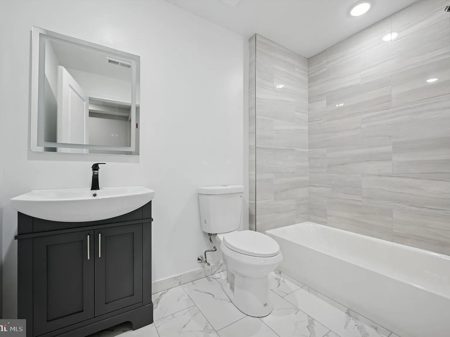 4 bed, $2,250 — Photo 4