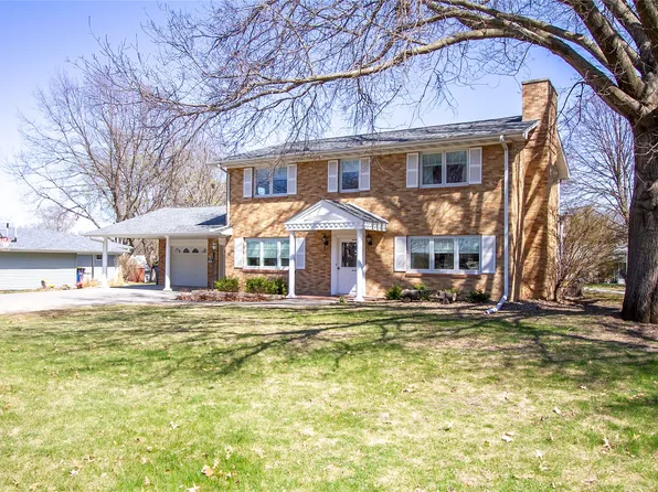 214 E 8th St, Pella, IA 50219