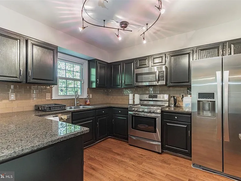 Kitchen (photo 3/4)