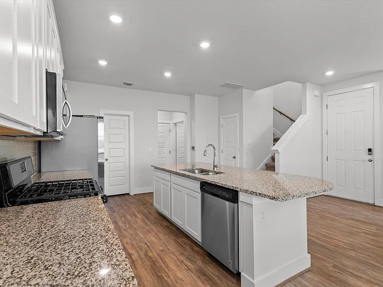 7106 Silver Star Ln — Photo 8