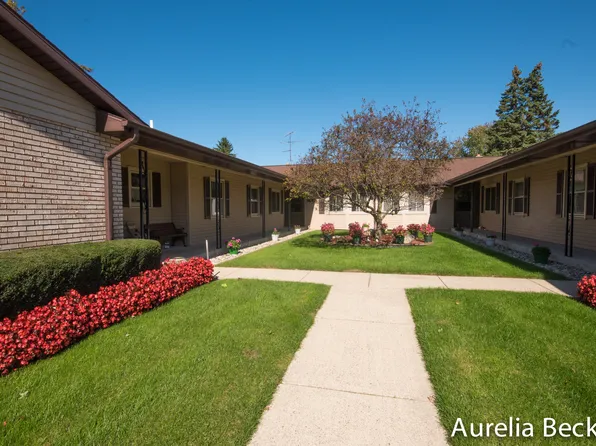 7445 Pinegrove Dr #90, Jenison, MI 49428