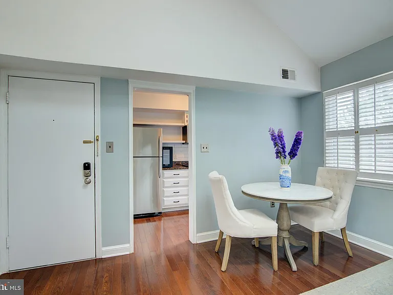 2100 N Scott St #106 — Photo 13