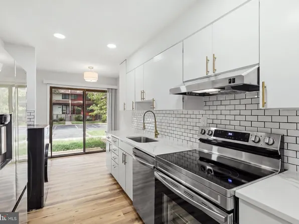 2292 White Cornus Ln, Reston, VA 20191