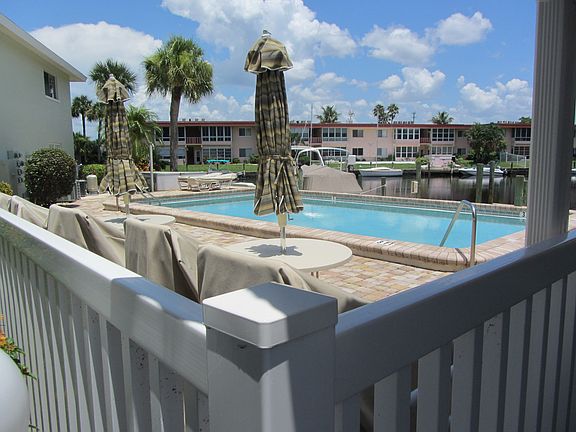 Pool on intersecting Canals