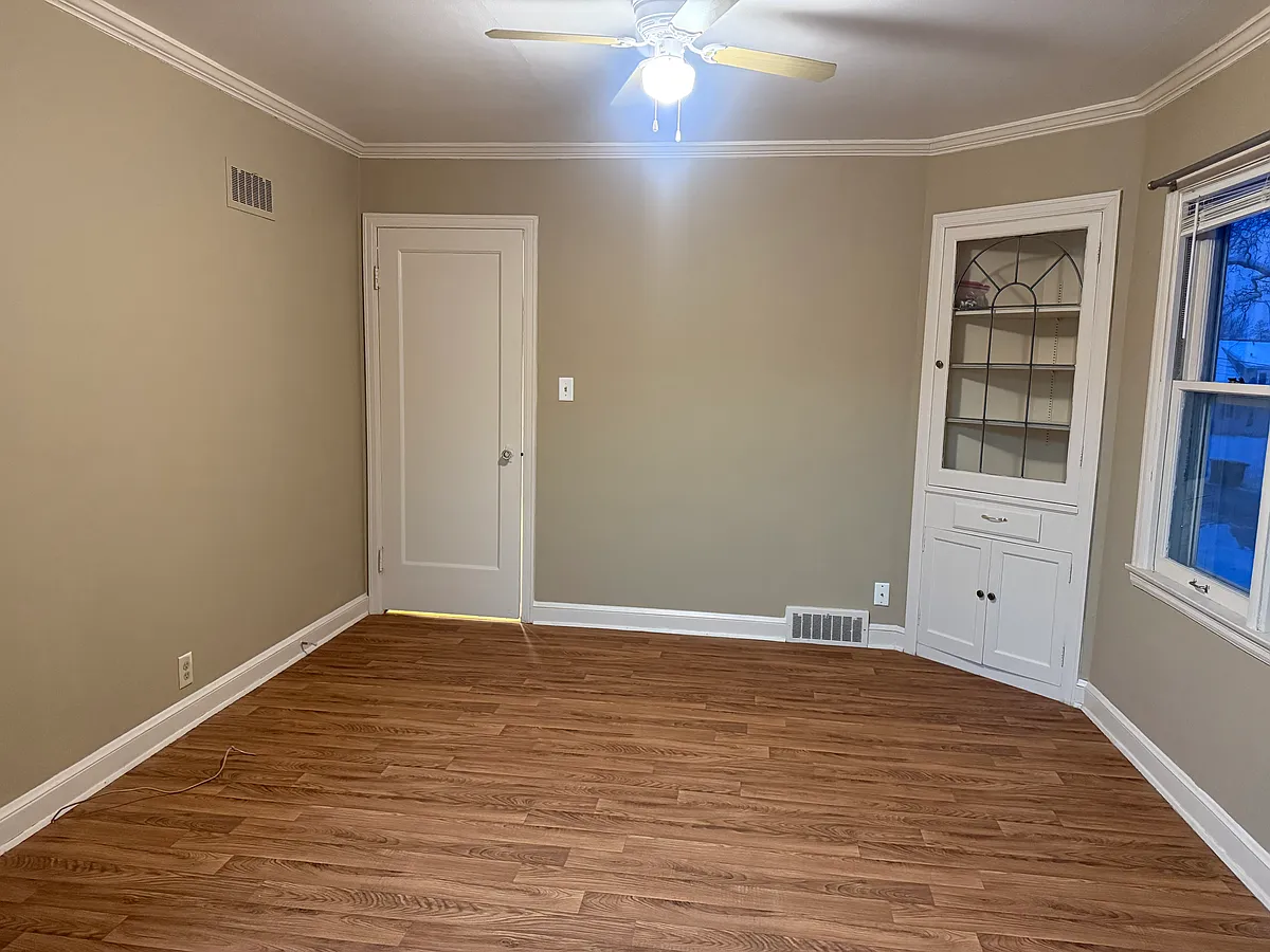 Building Photo - 405 S Hine Ave
