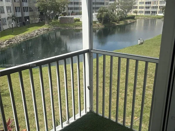 1700 NE 191st St APT 202, Miami, FL 33179