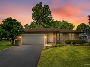 5804 Raintree Ln, Westmont, IL 60559