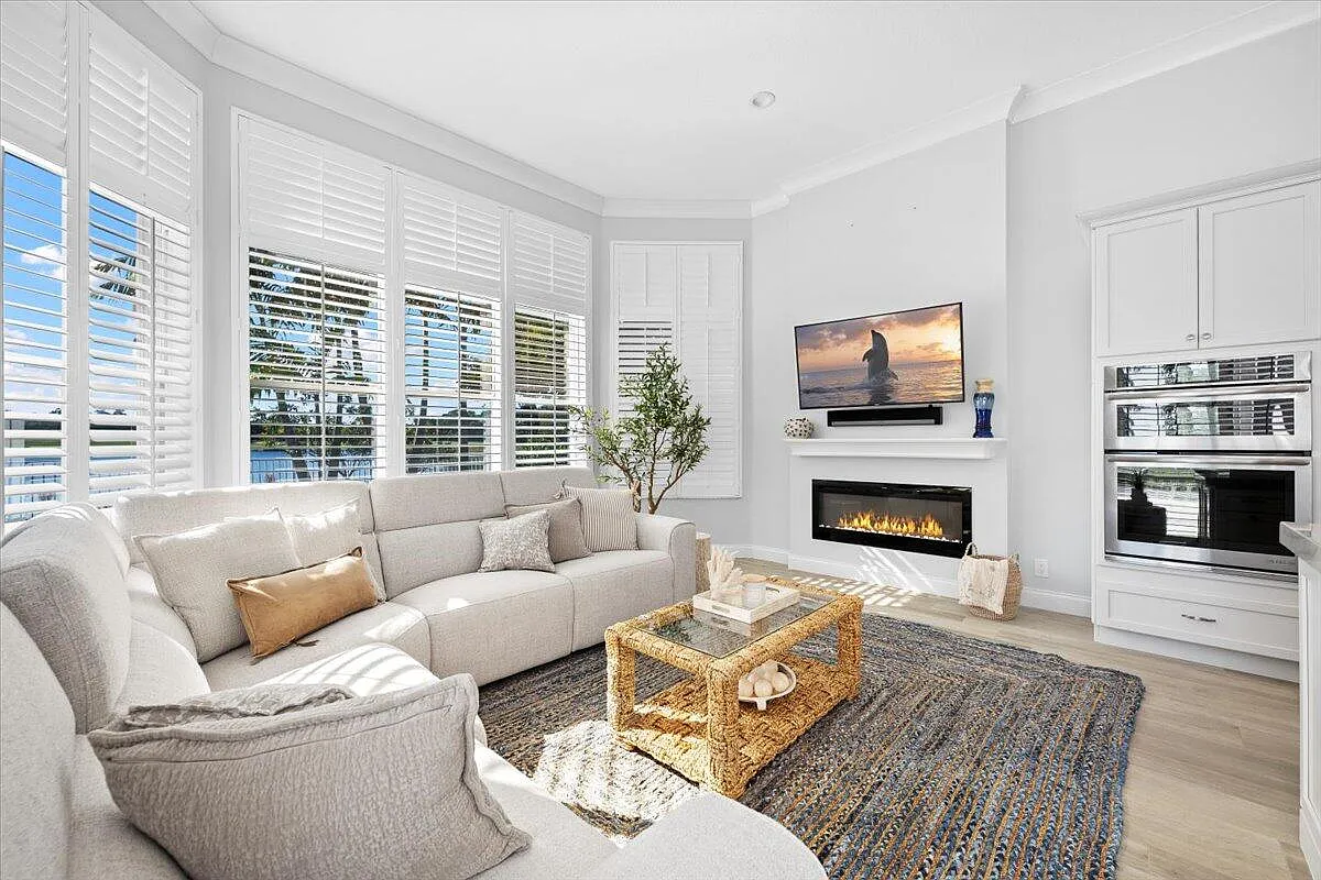 4 bed, 3.5 bath, 2891 sqft, $9,500 — Photo 2
