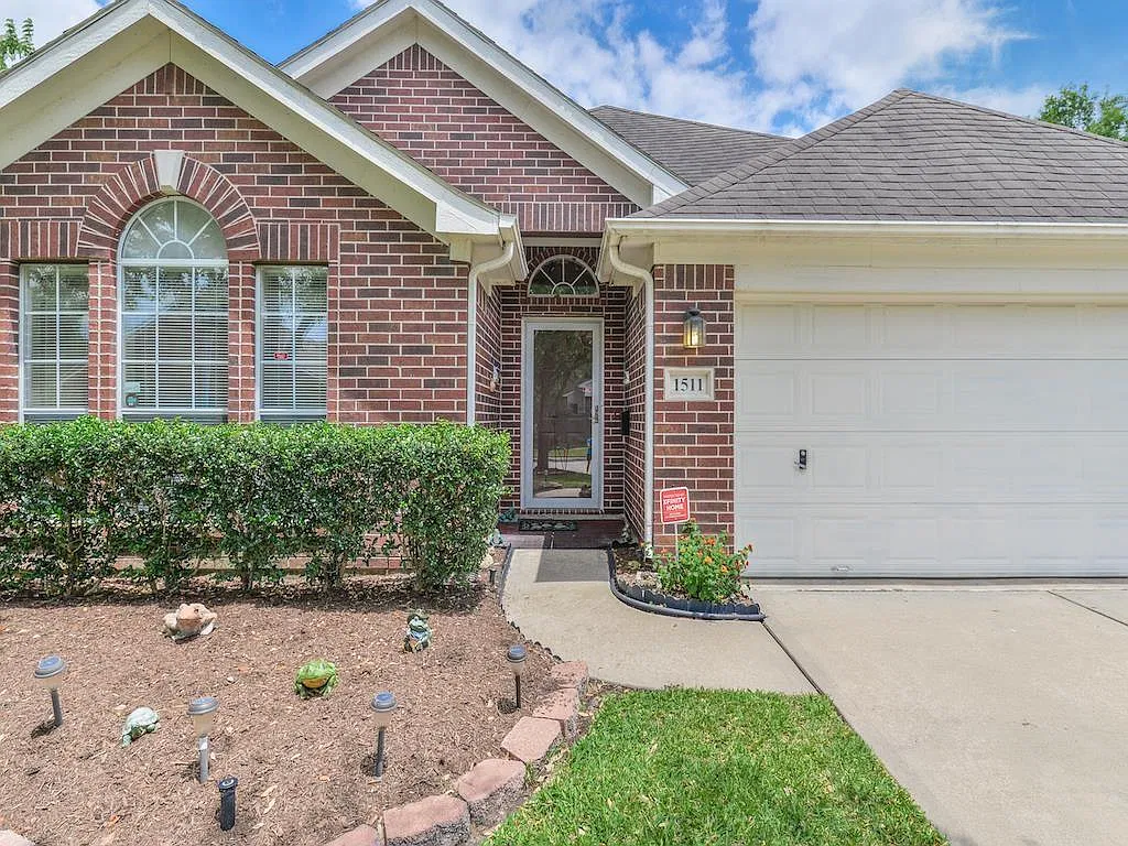 3 bed, 2.0 bath, $2,295 — Photo 2