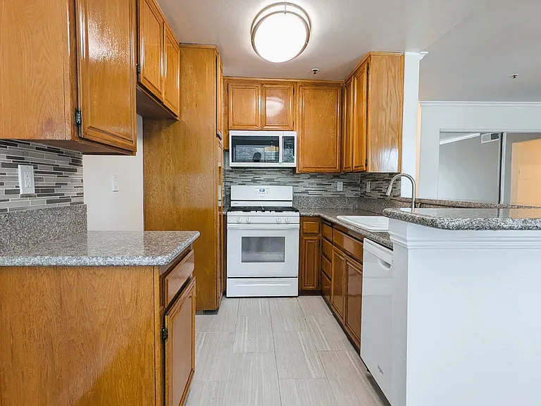 Camarillo Sunshine Apartments — Photo 27