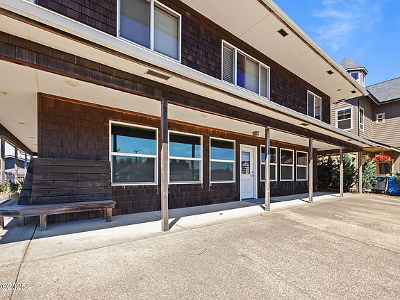 5th image of 220 NW Spring St