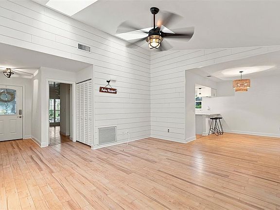4th image of 934 BERKLEY COURT N