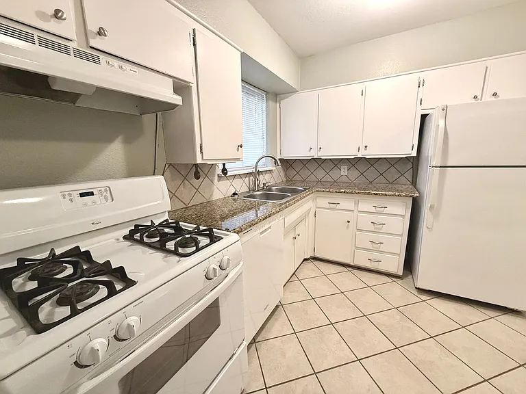 2025 NW 46th St — Photo 5