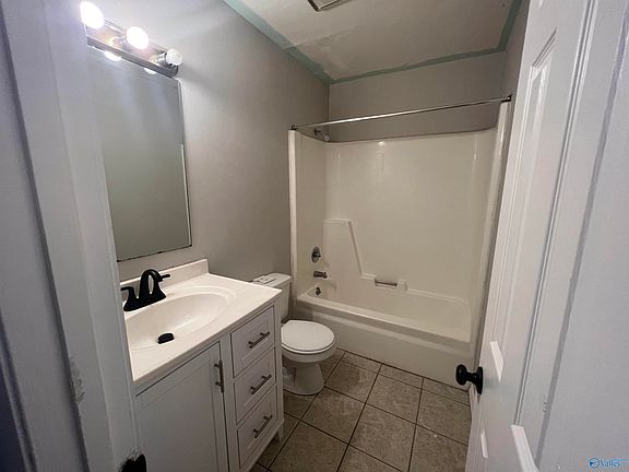 5th image of 3925 Highridge Dr SW APT B