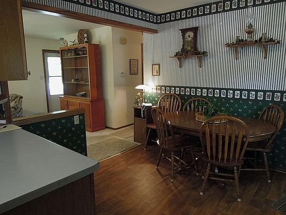 4th image of 223 Carriage Dr