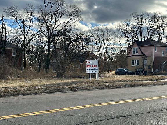 5th image of 3302 E Seven Mile Rd