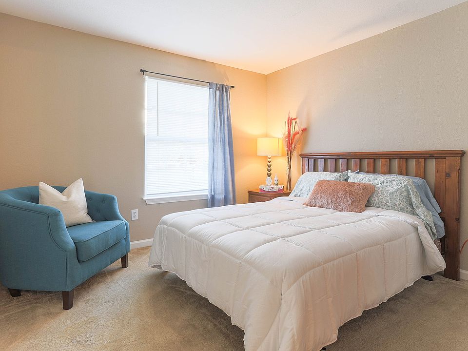 Rest and recharge in the generously sized bedrooms at Waterbrook Apartments in Lincoln, Nebraska your personal retreat at the end of every day. Professionally operated by Highlands Vista Group.