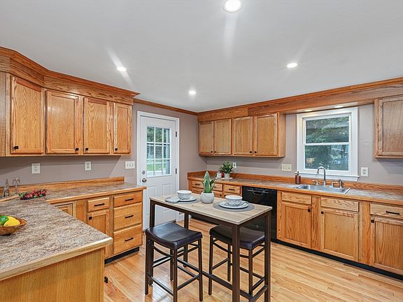 5th image of 15 Amesbury St