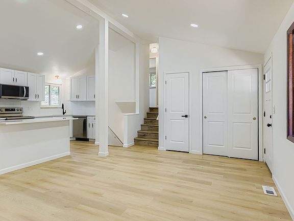 5th image of 301 S Newland St