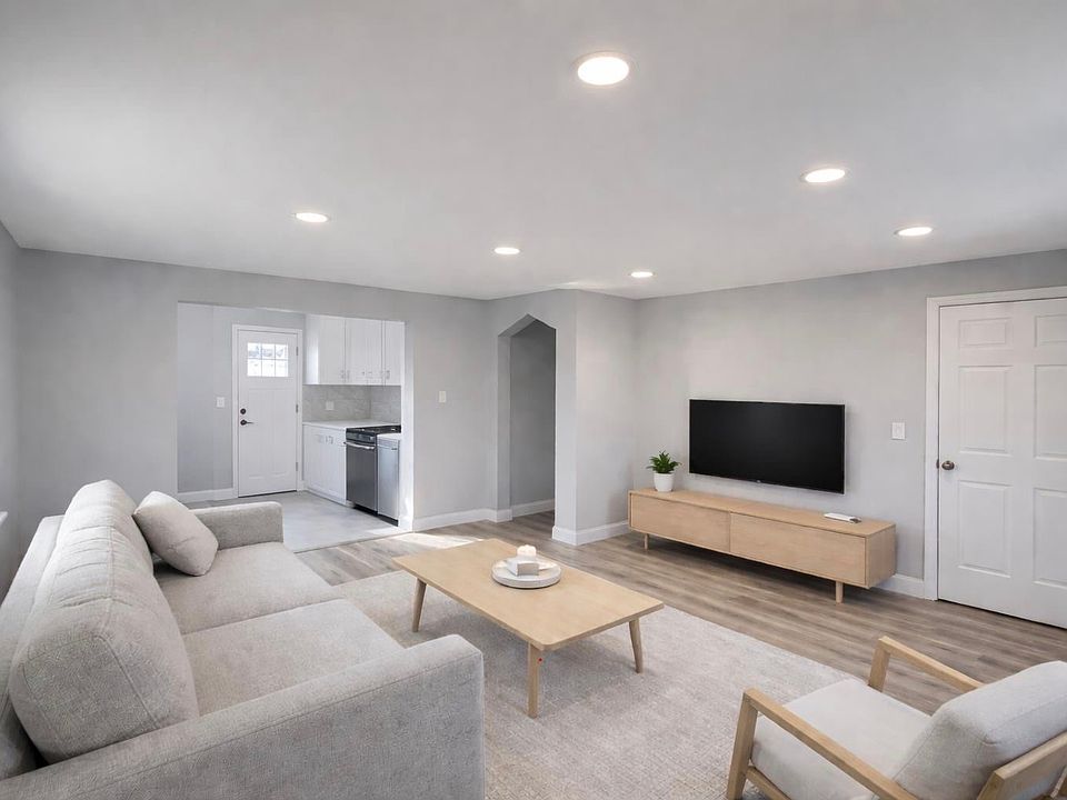 1st image of 8 Charles Ct Floor 1