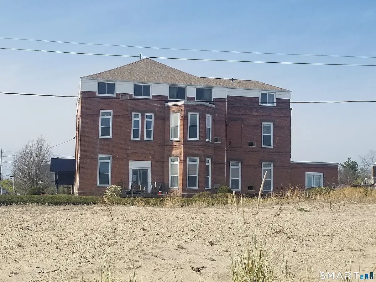 Building Photo - 1 Peck Ave #11