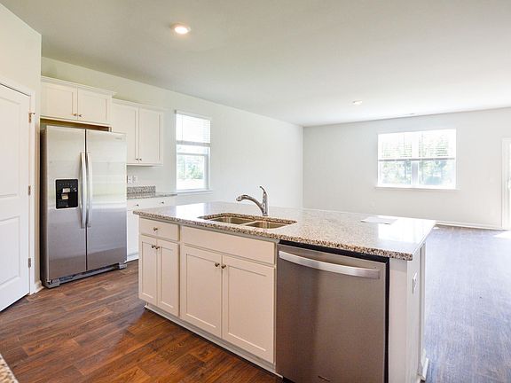 3rd image of 411 Zenith Blvd