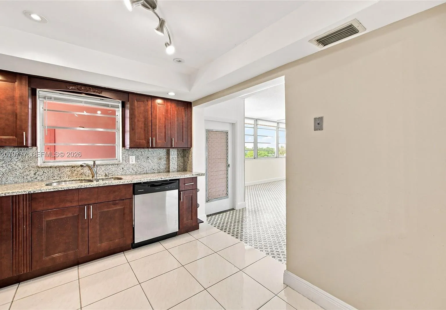 Eldorado Plaza West Condo — Photo 3