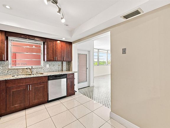 3rd image of 200 NE 12th Ave APT 1D