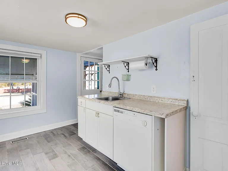 2107 Bay St — Photo 8