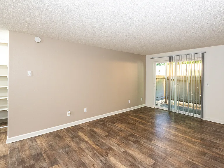 Creekside Commons Apartments — Photo 5