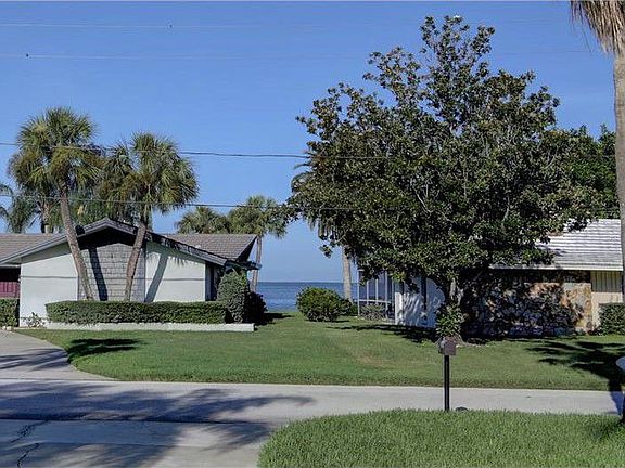 3rd image of 109 Carlyle Dr