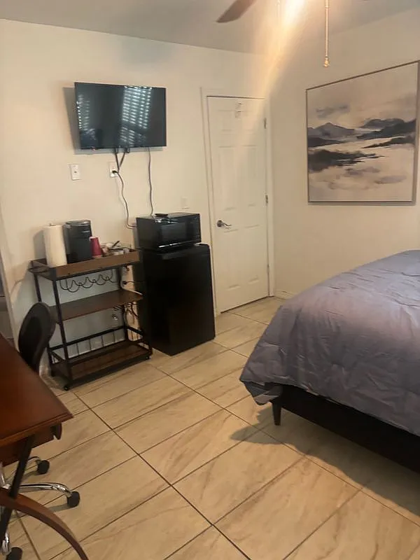 1 bed, 1.0 bath, 200 sqft, $950 — Photo 1