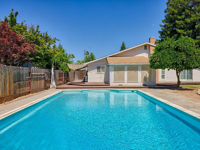 131 Mulholand Dr — Photo 2