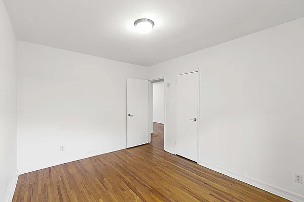 Sold by Thomas Lipovetsky, LREB | media 11