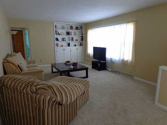 4th image of 806 Maplewood Dr