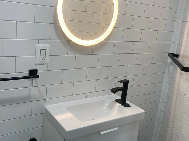 Full bathroom for bedrooms 2/3