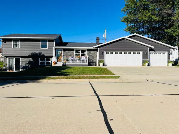 103 Kellie Ct SW, Epworth, IA 52045