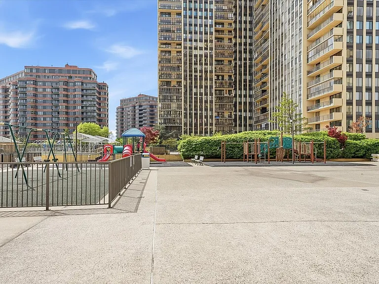300 Winston Dr #L5 — Photo 34
