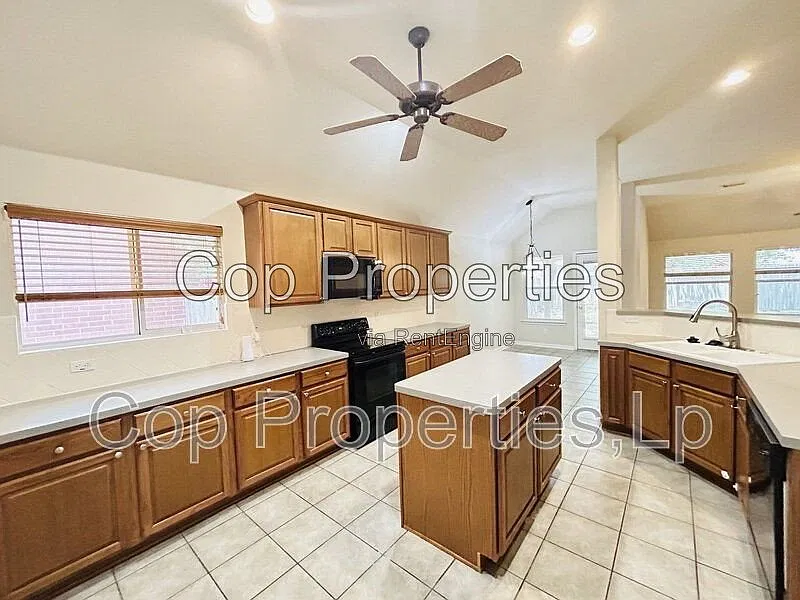 4 bed, 2.0 bath, $2,250 — Photo 2