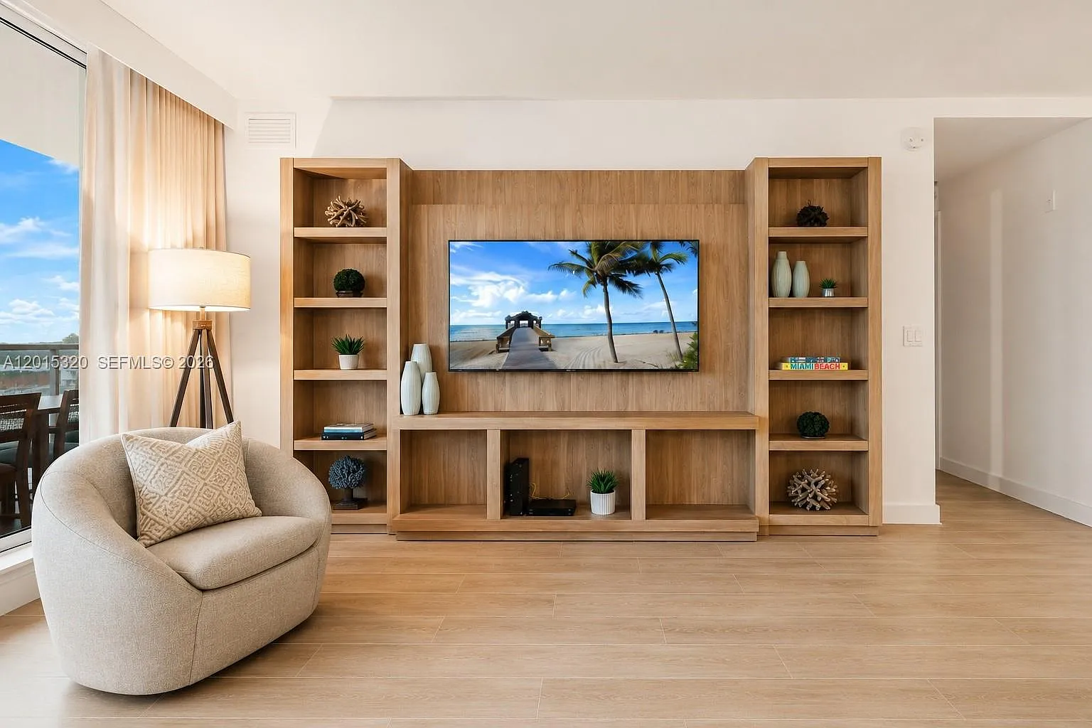 Roney Palace Condo — Photo 2