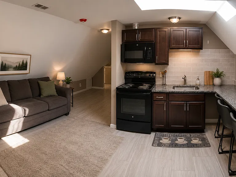1335 Hill St — Photo 9