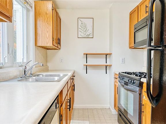 5th image of 18 Pepin St