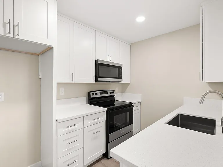 Concorde Apartments - Riverside, CA — Photo 14
