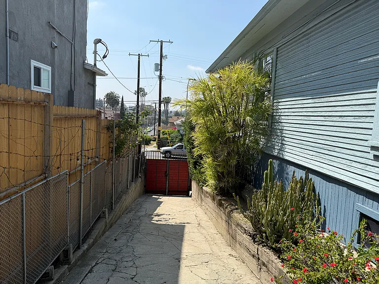 516 N Virgil Ave — Photo 32