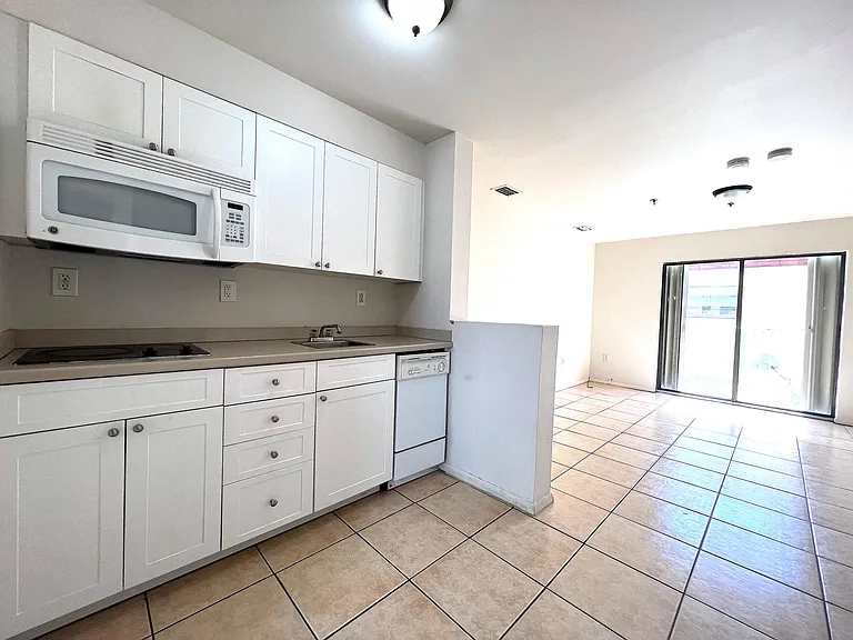 1134 NW 5th St #5 — Photo 3