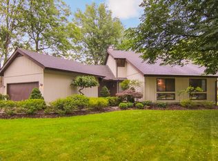 30924 Old Shore Dr, North Olmsted, OH